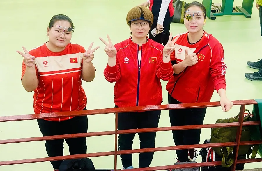 Xạ thủ Trịnh Thu Vinh (ngoài cùng bên phải) và đồng đội tại giải vô địch Đông Nam Á 2026. Ảnh: VŨ ANH