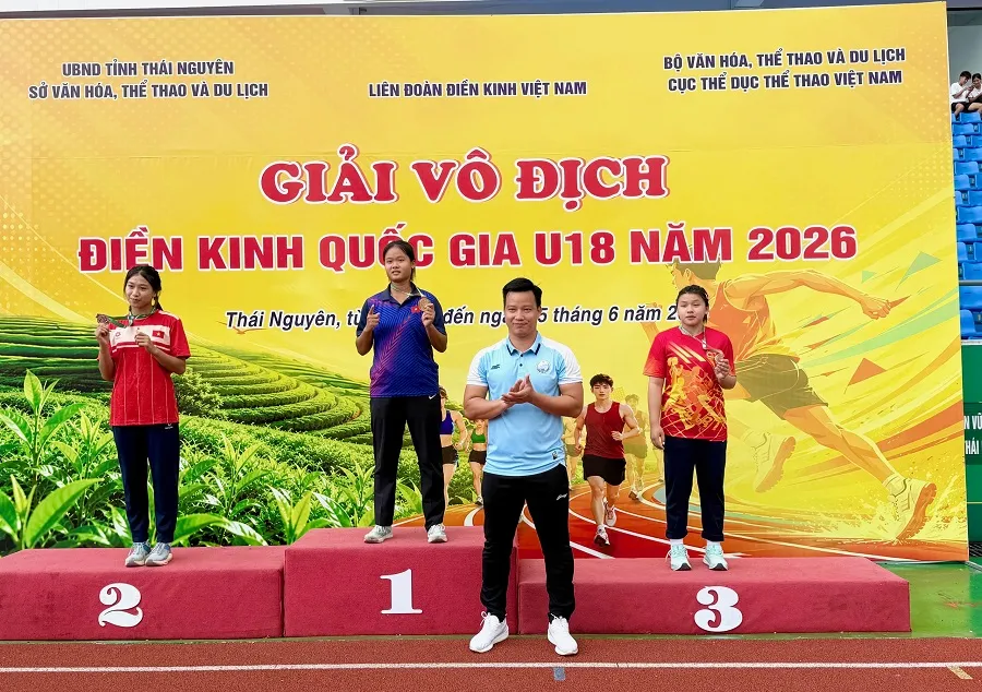 HLV Hoài Văn của đội điền kinh Tây Ninh và học trò đã giành HCV ném lao tại giải. Ảnh: MINH CHIẾN