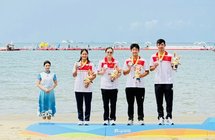 Khả Nhi (thứ 3, từ bên phải sang) là tuyển thủ quan trọng trong đội hình tiếp sức 4x1.500m hỗn hợp nam nữ bơi mặt nước mở của Việt Nam. Ảnh: LÊ THANH