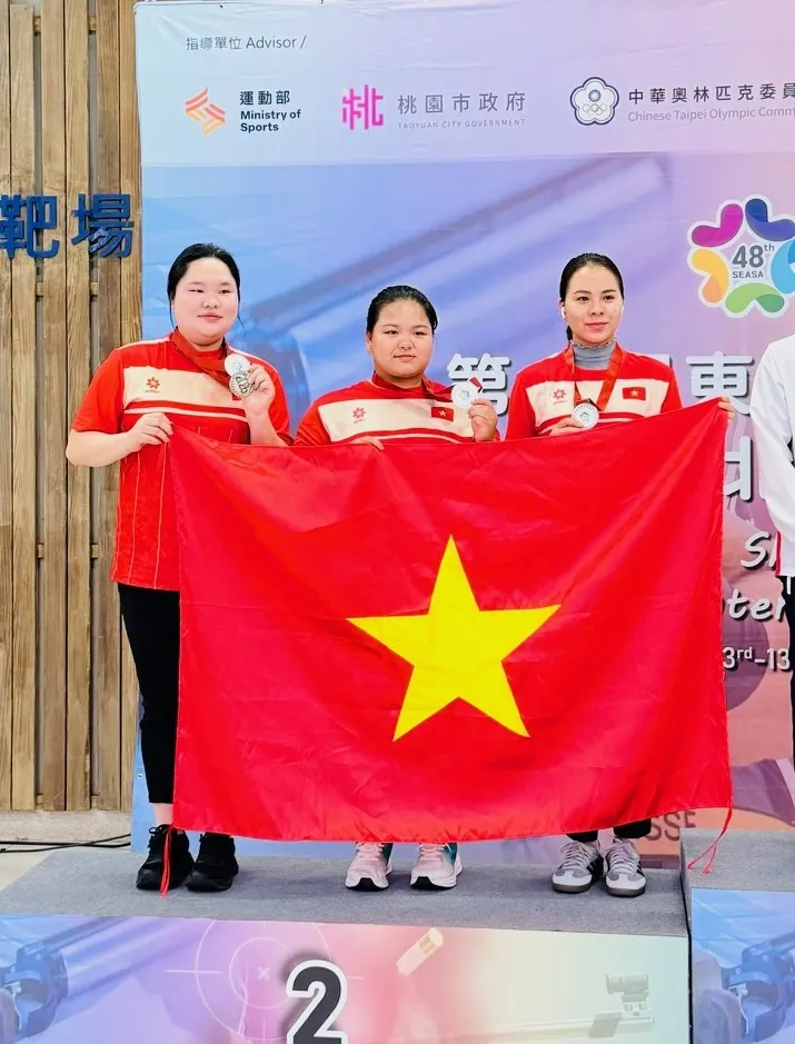 Các xạ thủ Thu Vinh, Thùy Trang, Thu Thủy có HCB nội dung 10m súng ngắn hơi nữ đồng đội. Ảnh: MINH MINH