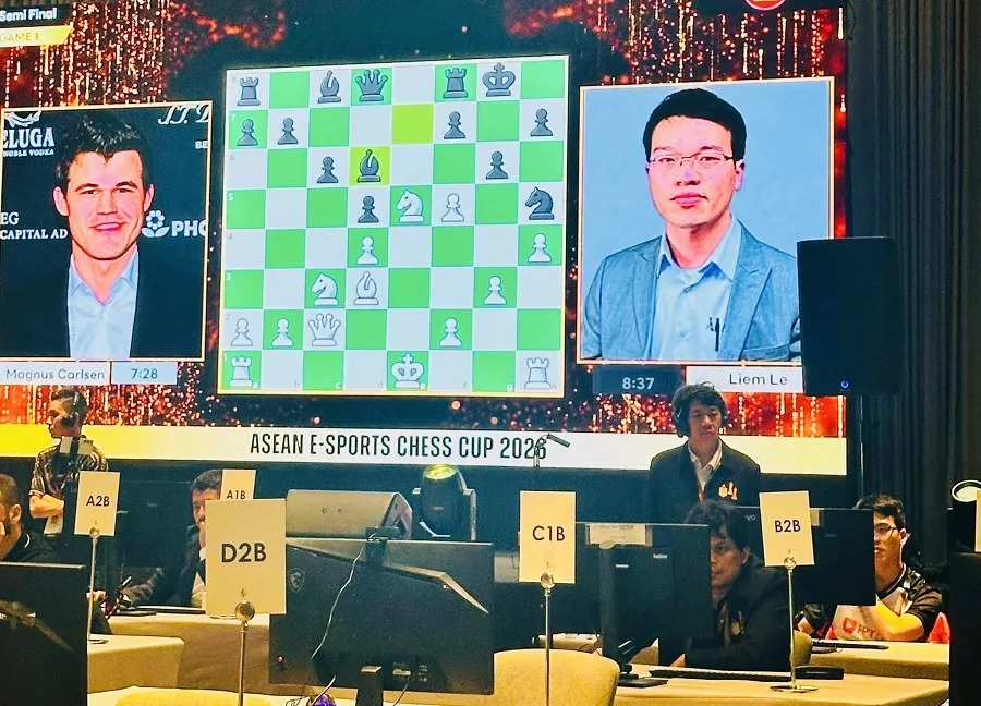 Trận bán kết của giải đấu giữa Lê Quang Liêm và Magnus Carlsen thu hút sự quan tâm của giới chuyên môn. Ảnh: VIETNAM CHESS