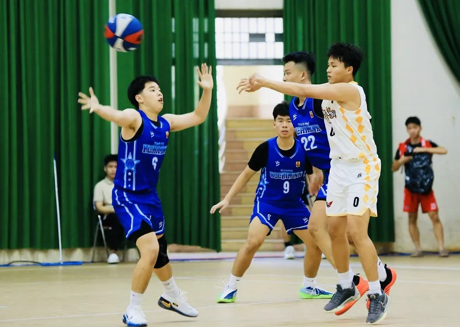 Bóng rổ U16 nam TPHCM (áo xanh) đang tranh tài tại Đà Nẵng. Ảnh: VBF