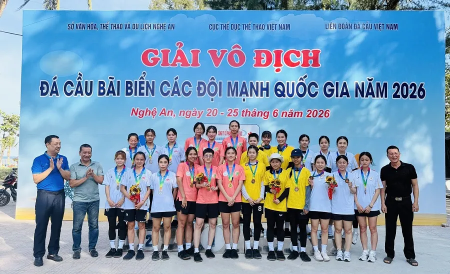 Các cầu thủ đã thi đấu sôi nổi tại giải đá cầu bãi biển vô địch đội mạnh quốc gia 2026. Ảnh: MINH MINH