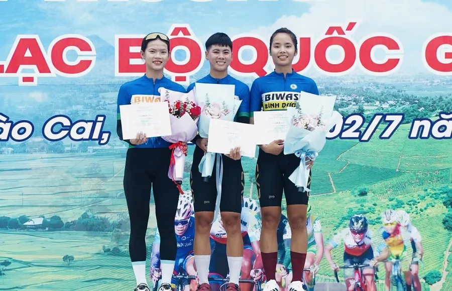 Cua-rơ nữ của đội Biwase TPHCM đang thi đấu hiệu quả tại đường đua ở Lào Cai. Ảnh: VCF