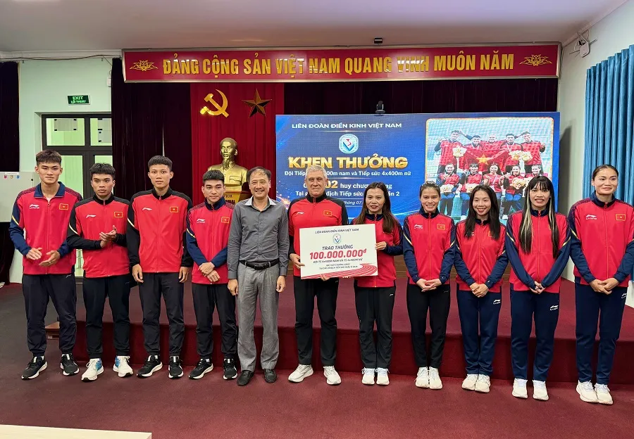 Đội tiếp sức 4x400m nam, 4x400m nữ đã được nhận khen thưởng 100 triệu đồng. Ảnh: MINH CHIẾN