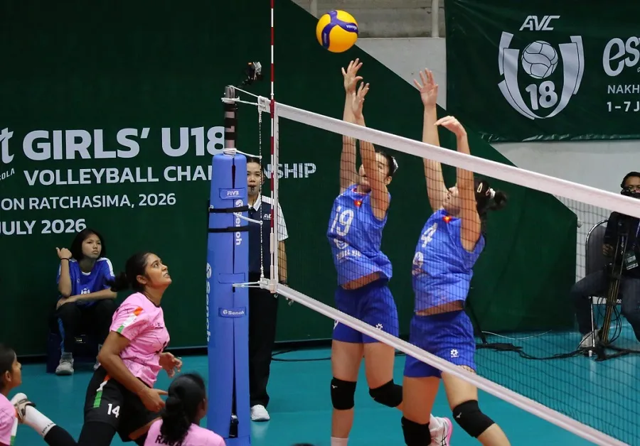Đội nữ U18 Việt Nam hóa giải nhiều pha tấn công của các tay đập Ấn Độ để giành chiến thắng 3-0. Ảnh: AVC