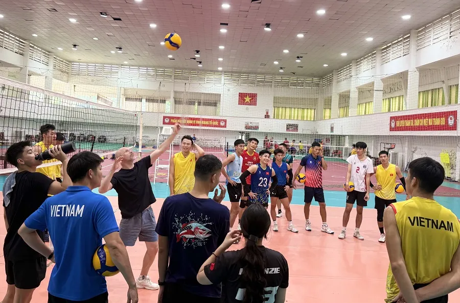 Chuyên gia Federico Rampazzo tích cực chuẩn bị chuyên môn cho các tuyển thủ nam. Ảnh: MINH CHIẾN