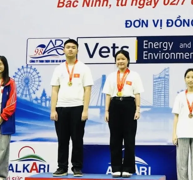 Kỳ thủ Đinh Nho Kiệt (trái) đã có tấm HCV cờ chớp ở bảng U17 nam giải năm nay. Ảnh: VCF