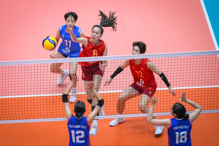 Cầu thủ đội nữ U18 Việt Nam đã áp đảo hàng chắn của đối thủ U18 Mông Cổ. Ảnh: AVC
