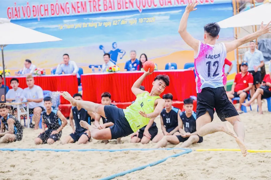 Cầu thủ đang thi đấu giải bóng ném bãi biển trẻ quốc gia 2026 ở Đà Nẵng. Ảnh: LƯỢNG LƯỢNG
