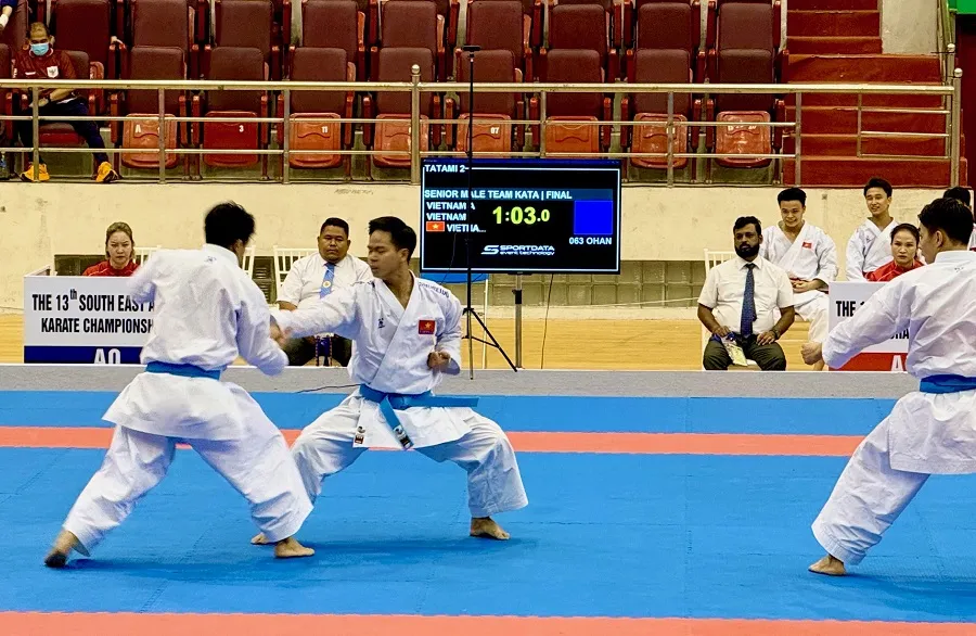 Võ sĩ karate Việt Nam đã có tấm HCV nội dung kata đồng đội nam tại giải. Ảnh: MINH CHIẾN