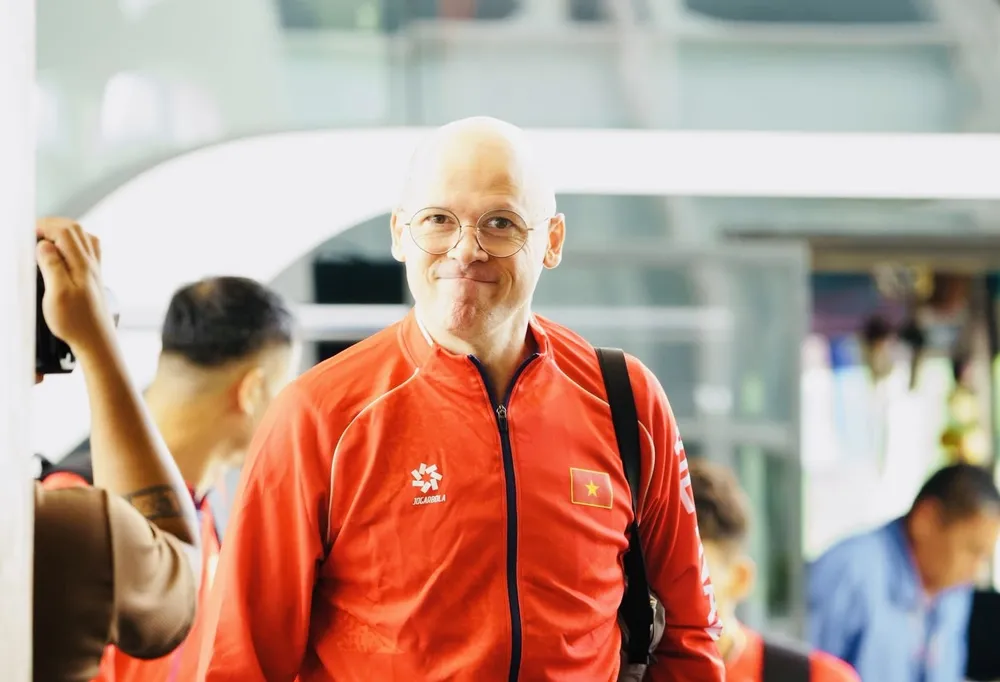 HLV trưởng Federico Rampazzon và cầu thủ bóng chuyền nam Việt Nam đã tới Philippines. Ảnh: PHILIPPINESVOLLEYBALL
