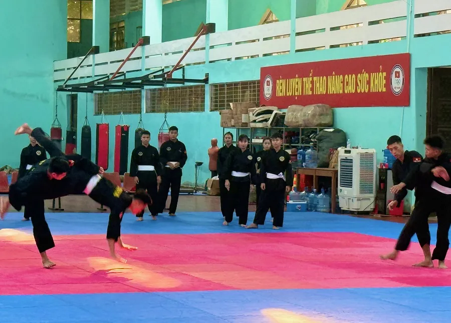 Võ sĩ pencak silat tập trung chuẩn bị chuyên môn để thi đấu giải vô địch châu Á 2026 trên sân nhà. Ảnh: MINH CHIẾN