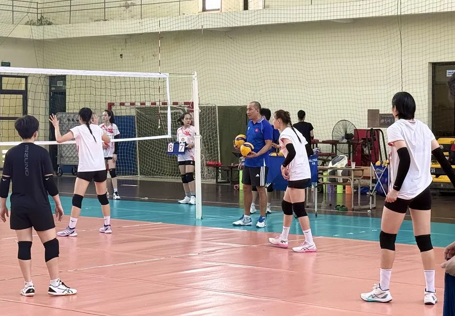 Cầu thủ bóng chuyền nữ Việt Nam đang tích cực tập luyện. Ảnh: MINH CHIẾN