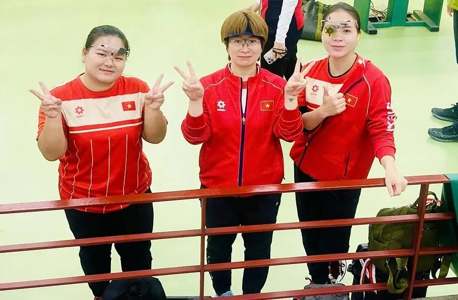Xạ thủ Trịnh Thu Vinh và Nguyễn Thùy Trang đang tranh tài tại Trung Quốc. Ảnh: MINH MINH