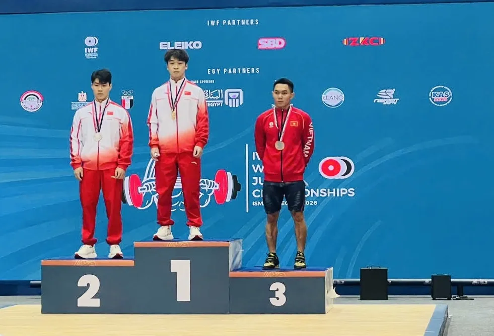 Lực sĩ K'Dương (áo đỏ) là niềm hy vọng thành tích tại ASIAD 20 của đội tuyển cử tạ Việt Nam. Ảnh: MINH MINH