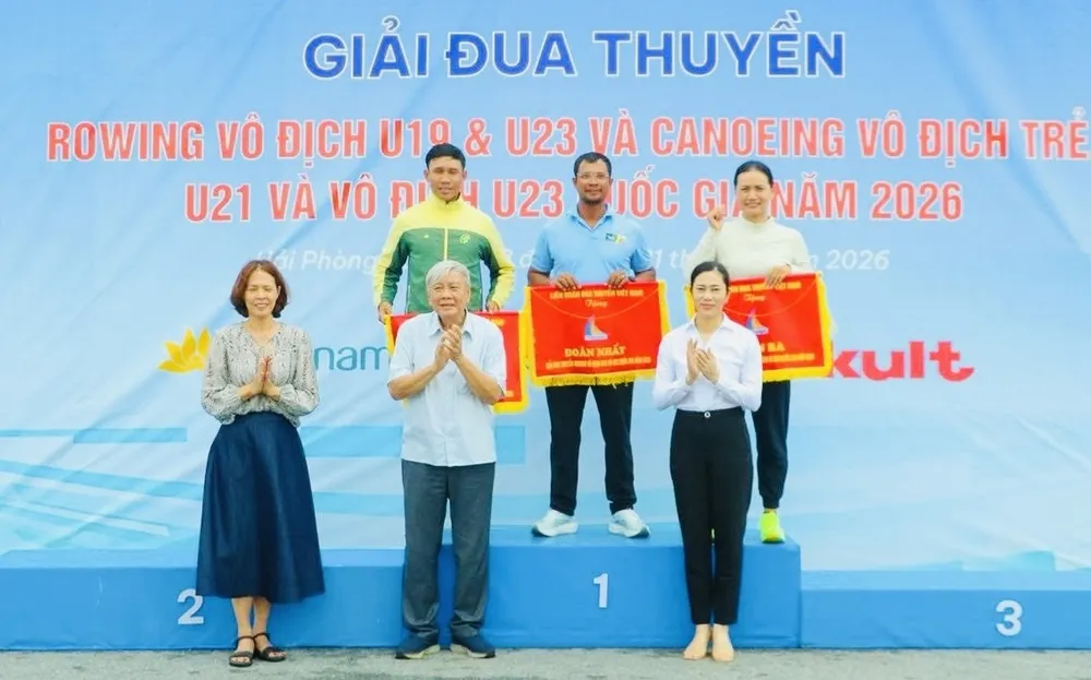 Các đội dẫn đầu thành tích tại giải rowing trẻ đã được trao cờ lưu niệm toàn đoàn. Ảnh: VCRSF