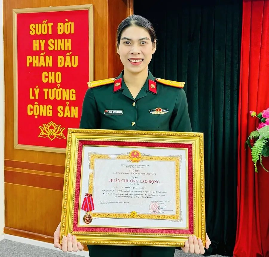 Cầu thủ Đoàn Thị Lâm Oanh vinh dự nhận Huân chương Lao động hạng Ba. Ảnh: LÂM OANH