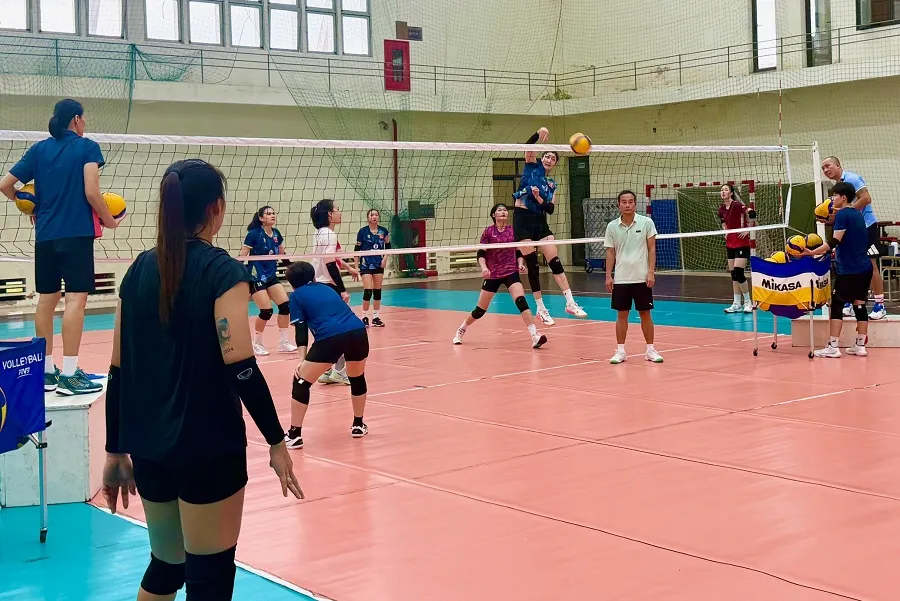 Đội tuyển bóng chuyền nữ Việt Nam tập luyện cho tới sát ngày lên đường đi Trung Quốc thi đấu. Ảnh: MINH CHIẾN