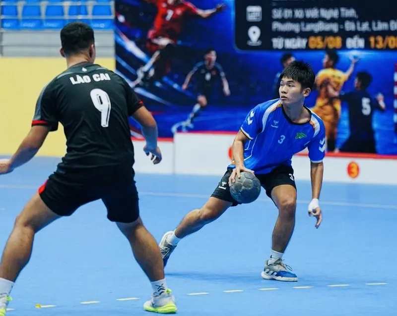Cầu thủ bóng ném thi đấu tại giải vô địch trẻ quốc gia 2026. Ảnh: VHF