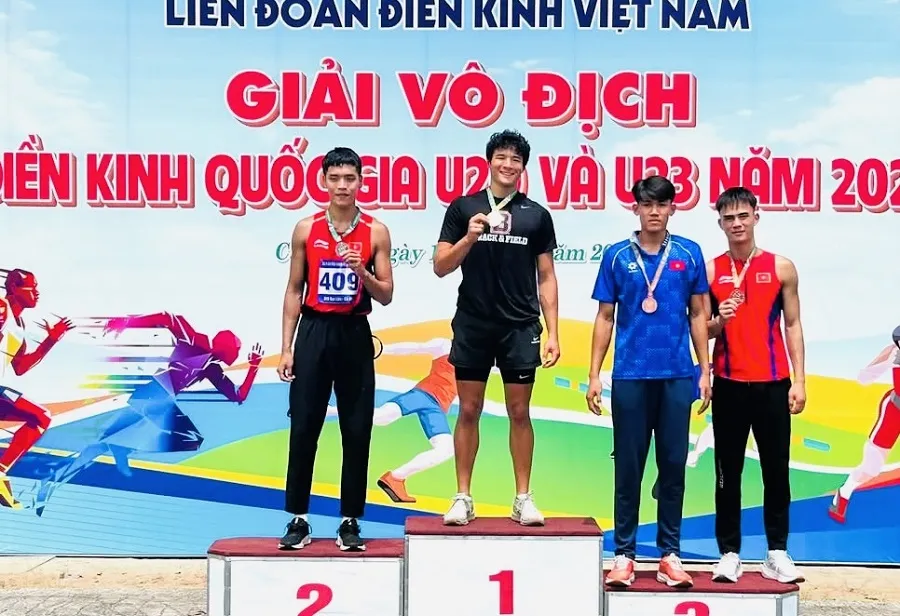 VĐV của điền kinh TPHCM có HCV nhảy sào nam nhóm tuổi U23. Ảnh: TRỊNH ĐỨC