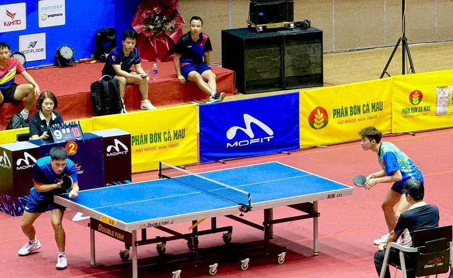 Tay vợt Nguyễn Anh Tú (trái) đã giành quyền vào chơi bán kết nội dung đơn nam. Ảnh: MINH CHIẾN