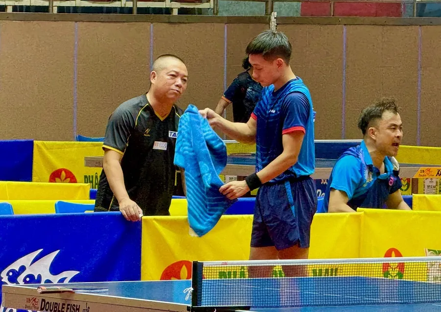 Tay vợt Nguyễn Anh Tú được HLV Vũ Văn Trung điều chỉnh chuyên môn ngay khi gặp khó khăn trong thi đấu. Ảnh: MINH CHIẾN