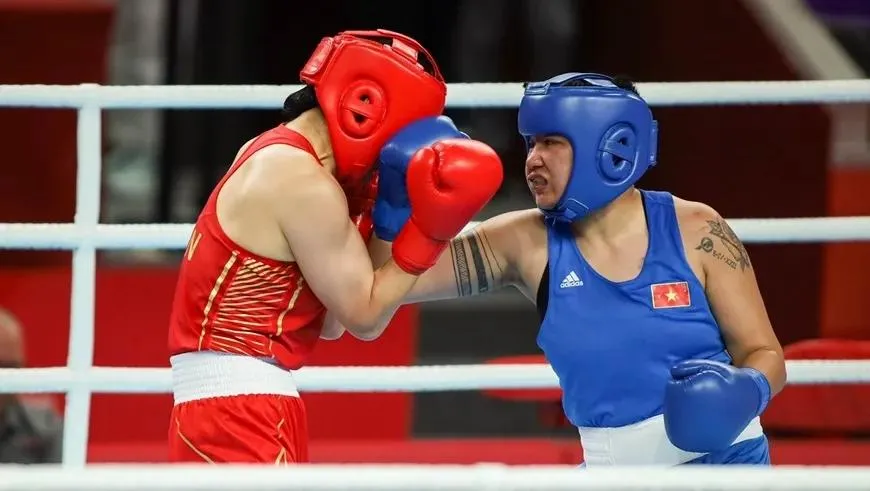 Tuyển thủ Lưu Diễm Quỳnh (xanh) từng giành HCĐ tại ASIAD 19 cho boxing nữ Việt Nam. Ảnh: ĐOÀN TTVN