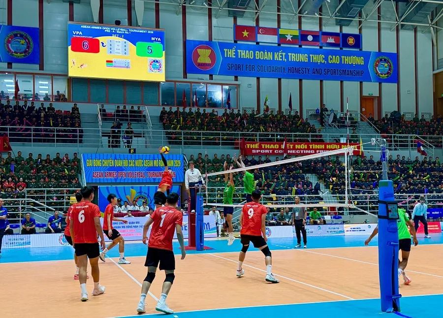 Các cầu thủ Đội tuyển Quân đội Việt Nam (áo đỏ) chơi áp đảo trước đội Myanmar. Ảnh: MINH CHIẾN
