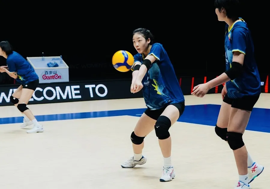 Cầu thủ nữ Việt Nam chuẩn bị kỹ lưỡng chuyên môn trước trận đấu với Hàn Quốc. Ảnh: VFV