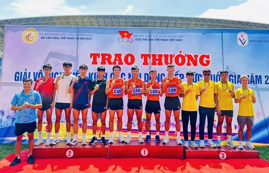 Đội tiếp sức trẻ 4x200m của U20 Công an Nhân dân đã giành HCV và phá kỷ lục. Ảnh: TRỊNH ĐỨC