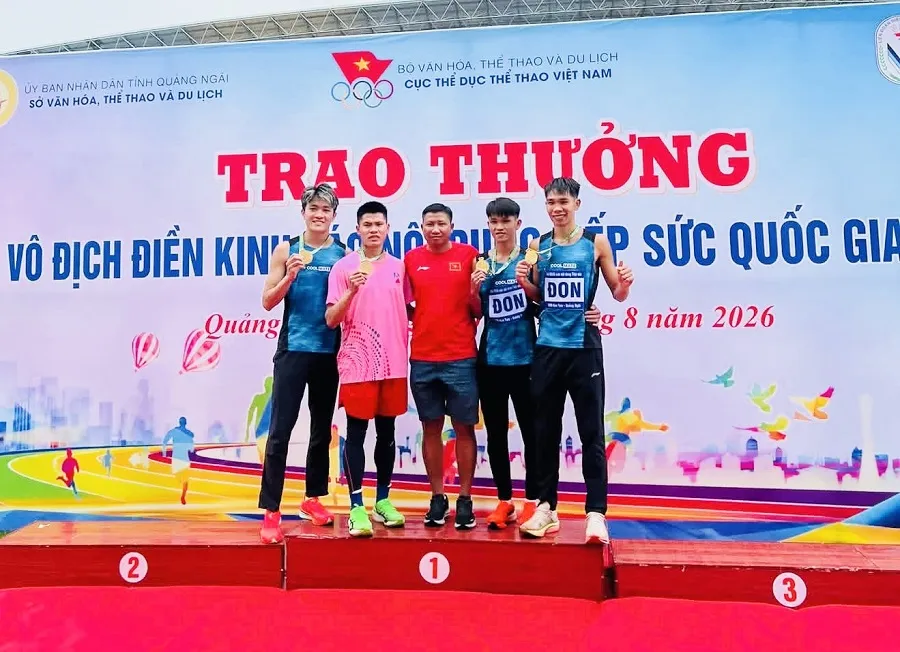 Đội tiếp sức 4x800m nam của Đồng Nai giành HCV và phá kỷ lục quốc gia trong giải năm nay. Ảnh: ĐỨC PHƯỚC