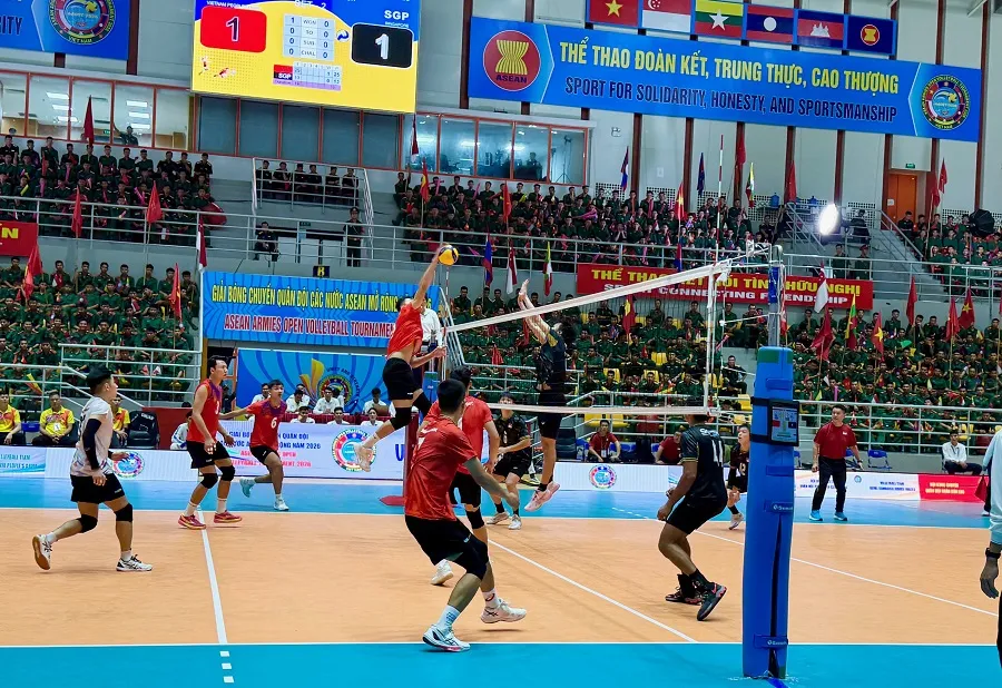 Đội tuyển bóng chuyền nam Quân đội Việt Nam (áo đỏ) đã giành chiến thắng tại bán kết (Ảnh: MINH CHIẾN)