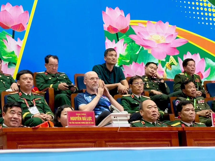 Chuyên gia Federico Rampazzo có mặt tại khán đài nhà thi đấu Đông Anh -Hà Nội )Ảnh: MINH CHIẾN)