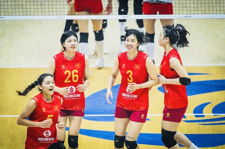 Đội tuyển bóng chuyền nữ Việt Nam trong trận đấu với đội chủ nhà Trung Quốc. Ảnh: AVC