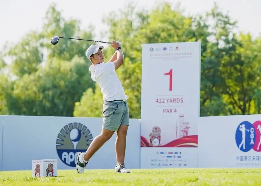 Golf thủ Nguyễn Tuấn Anh của Đội tuyển golf Việt Nam đang tranh tài ở giải. Ảnh: VGA