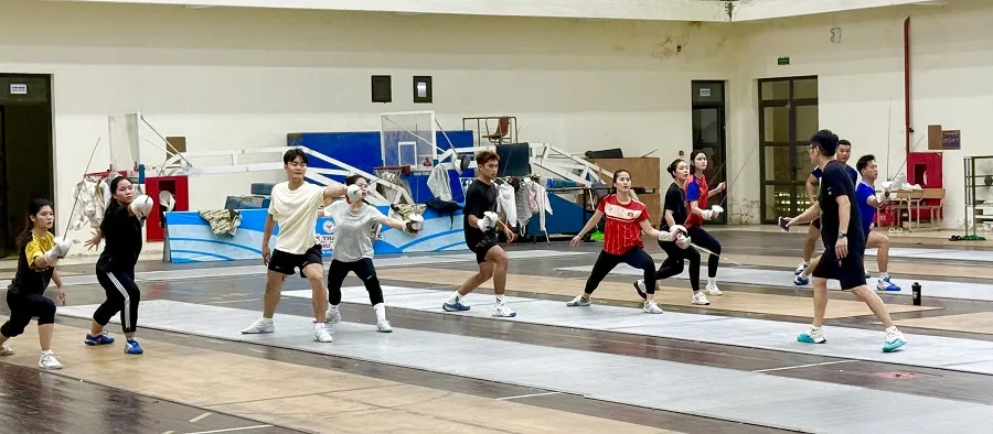 Đội tuyển đấu kiếm Việt Nam tập luyện chuyên môn chuẩn bị cho ASIAD 20. Ảnh: MINH CHIẾN