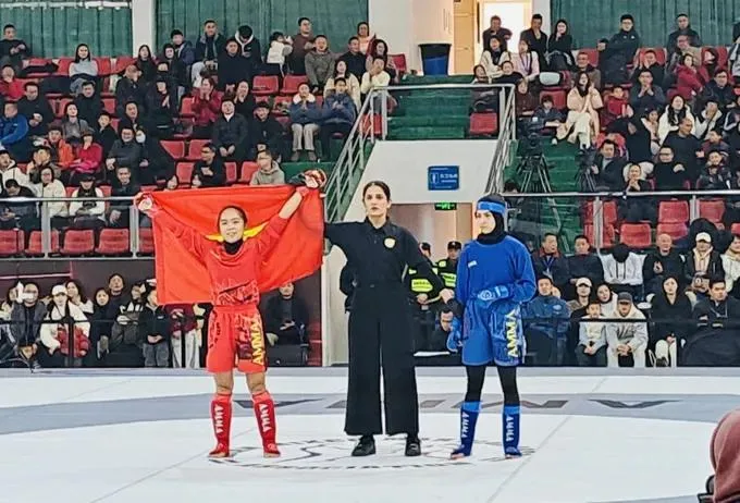 Võ sĩ Lò Thị Phung (áo đỏ) được trao suất dự môn MMA tại ASIAD 20. Ảnh: NGỌC HÒA