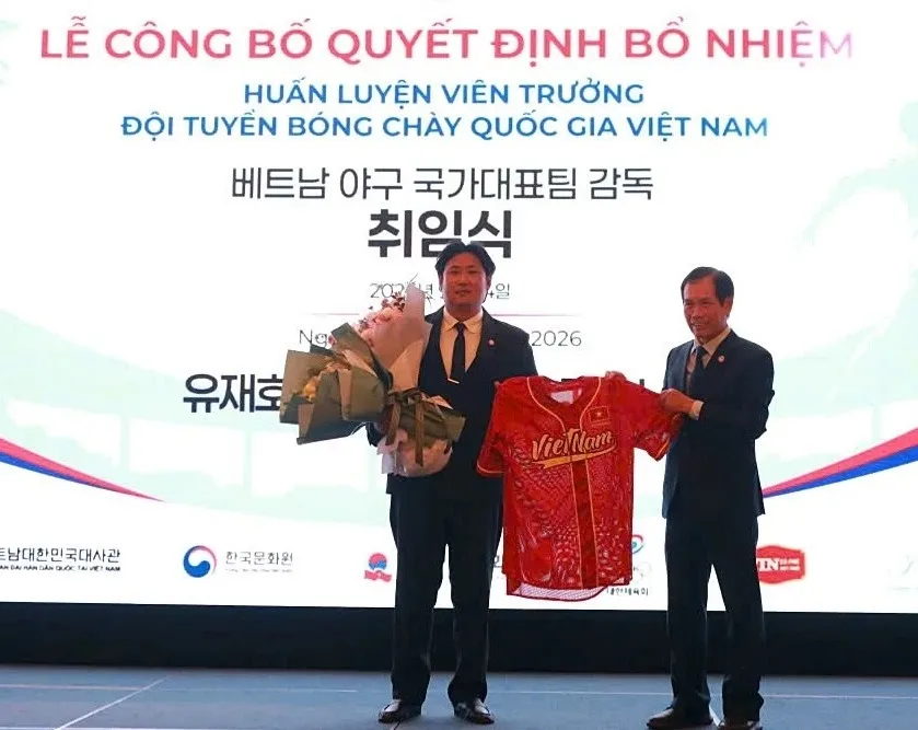 Chủ tịch Liên đoàn bóng chày, bóng mềm Việt Nam - ông Trần Đức Phấn (phải) công bố tân HLV trưởng Đội tuyển bóng chày Việt Nam. Ảnh: DƯƠNG NGỌC