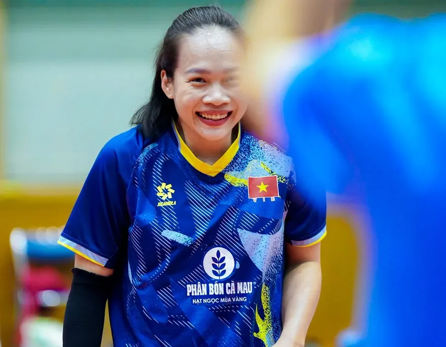 Chuyền hai Kim Thoa giữ được sự thoải mái trong buổi tập chuyên môn. Ảnh: VFV