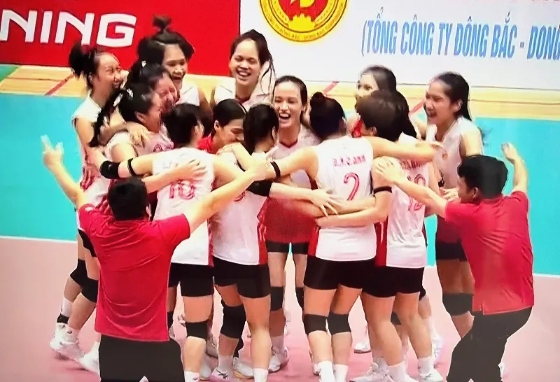 Đội nữ U23 Binh chủng Thông tin lên ngôi vô địch giải năm nay. Ảnh: MINH MINH