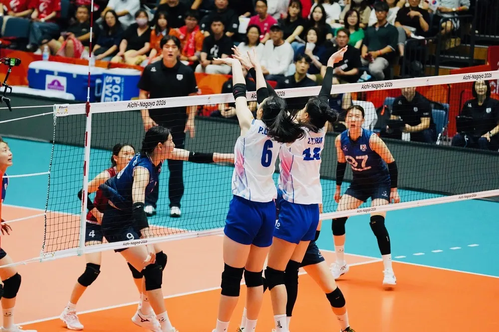 Hàng chắn của Đội tuyển bóng chuyền nữ Việt Nam đã tìm cơ hội khắc chế đối thủ Hàn Quốc nhưng chưa thành công. Ảnh: VFV