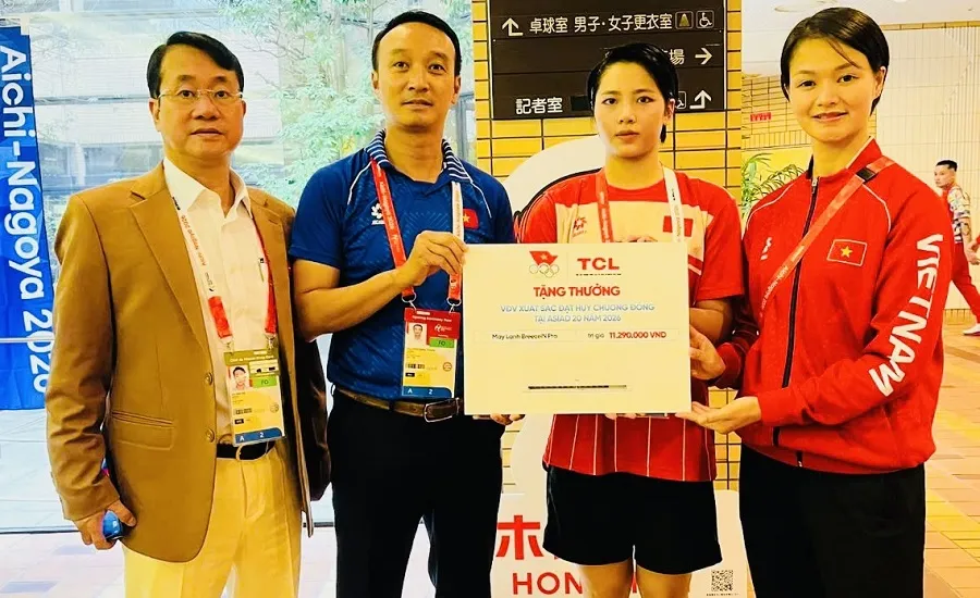 Võ sĩ Bùi Ngọc Nhi có tấm HCĐ và được đại diện Đoàn thể thao Việt Nam gặp mặt khen thưởng. Ảnh: VŨ SƠN