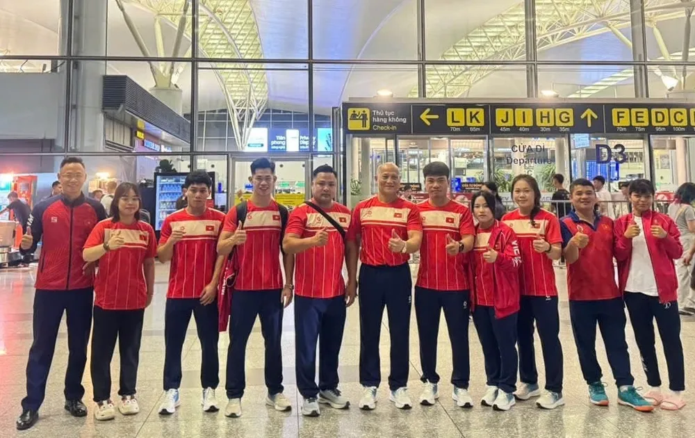 Tuyển cử tạ Việt Nam sang Nhật Bản thi đấu ASIAD 20. Ảnh: MẠNH THẮNG
