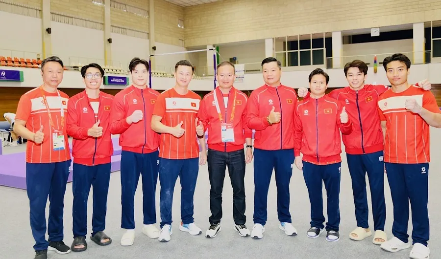 Trưởng đoàn thể thao Việt Nam Nguyễn Hồng Minh động viên Đội tuyển TDDC nam Việt Nam thi đấu. Ảnh: LƯỢNG LƯỢNG