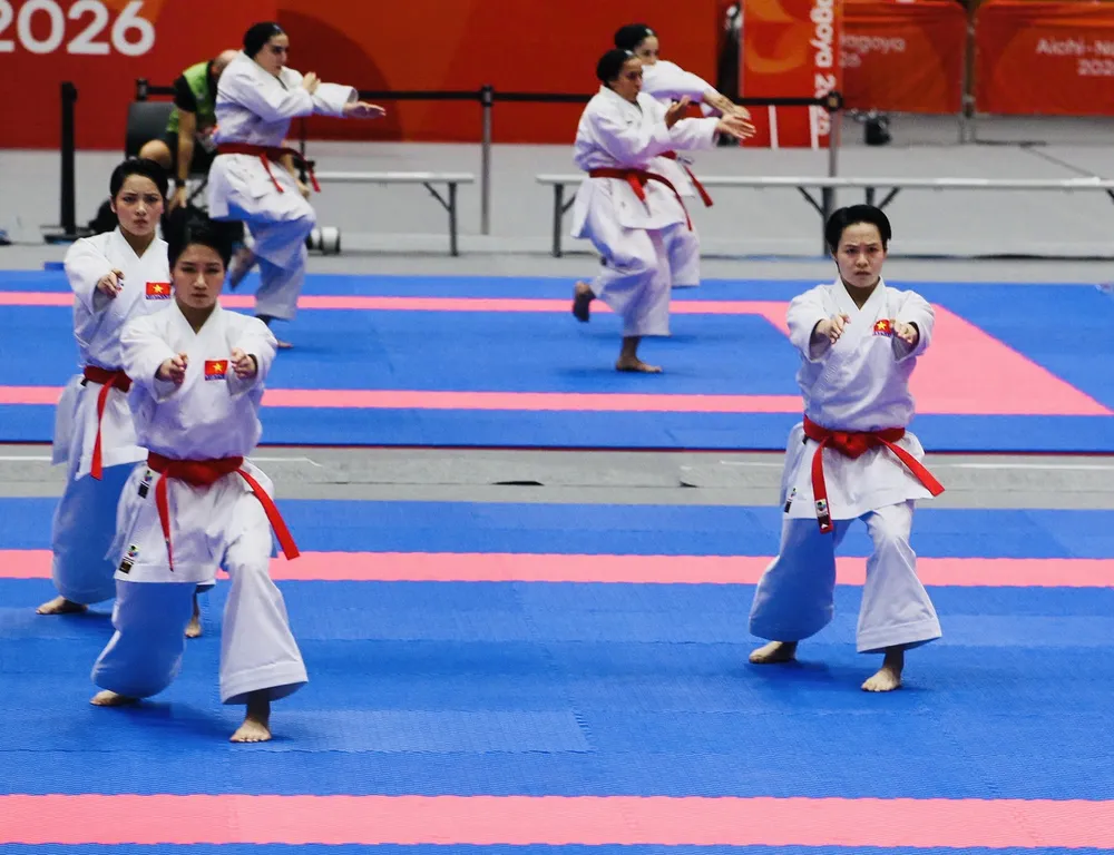 Võ sĩ karate nữ Việt Nam đã vào chung kết nội dung kata (biểu diễn) đồng đội. Ảnh: LƯỢNG LƯỢNG