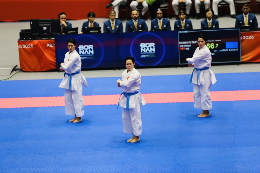 Võ sĩ karate Việt Nam giành HCV, giúp Đoàn thể thao Việt Nam giải tỏa nhiều áp lực. Ảnh: LƯỢNG LƯỢNG