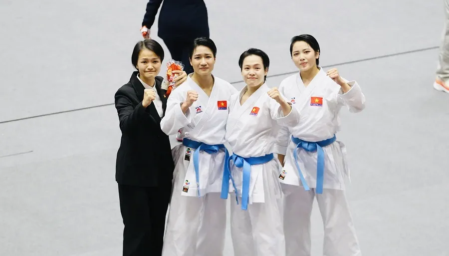 Đội kata nữ của karate Việt Nam đã xúc động sau chiến thắng ở trận chung kết. Ảnh: LƯỢNG LƯỢNG