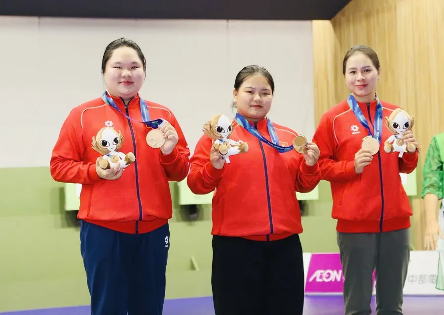 Nguyễn Thùy Trang (giữa) cùng Bùi Thúy Thu Thủy và Trịnh Thu Vinh đã có HCĐ đồng đội 10m súng ngắn hơi nữ. Ảnh: ĐOÀN TTVN