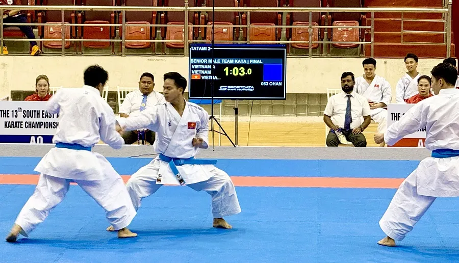 VĐV nội dung kata (biểu diễn) đồng đội nam của Đội tuyển karate Việt Nam đã kết thúc tranh tài tại ASIAD 20. Ảnh: MINH CHIẾN